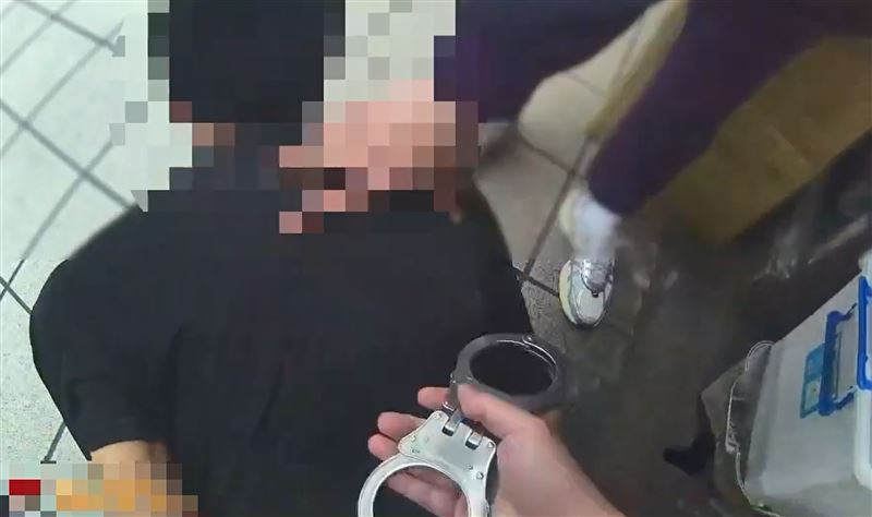 暴走男隨機強扯路人後背包　被逮竟這樣說