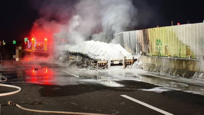 國道一號南向248.5公里處，「雲林系統-大林路段」今天（20）清晨，發生火燒車事故。（圖／翻攝畫面）