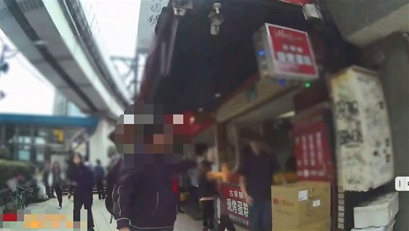 蔡男向警方說明當時的狀況。（圖／翻攝畫面）