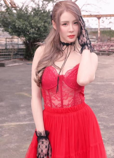 短今身材火辣。（圖／翻攝自IG）