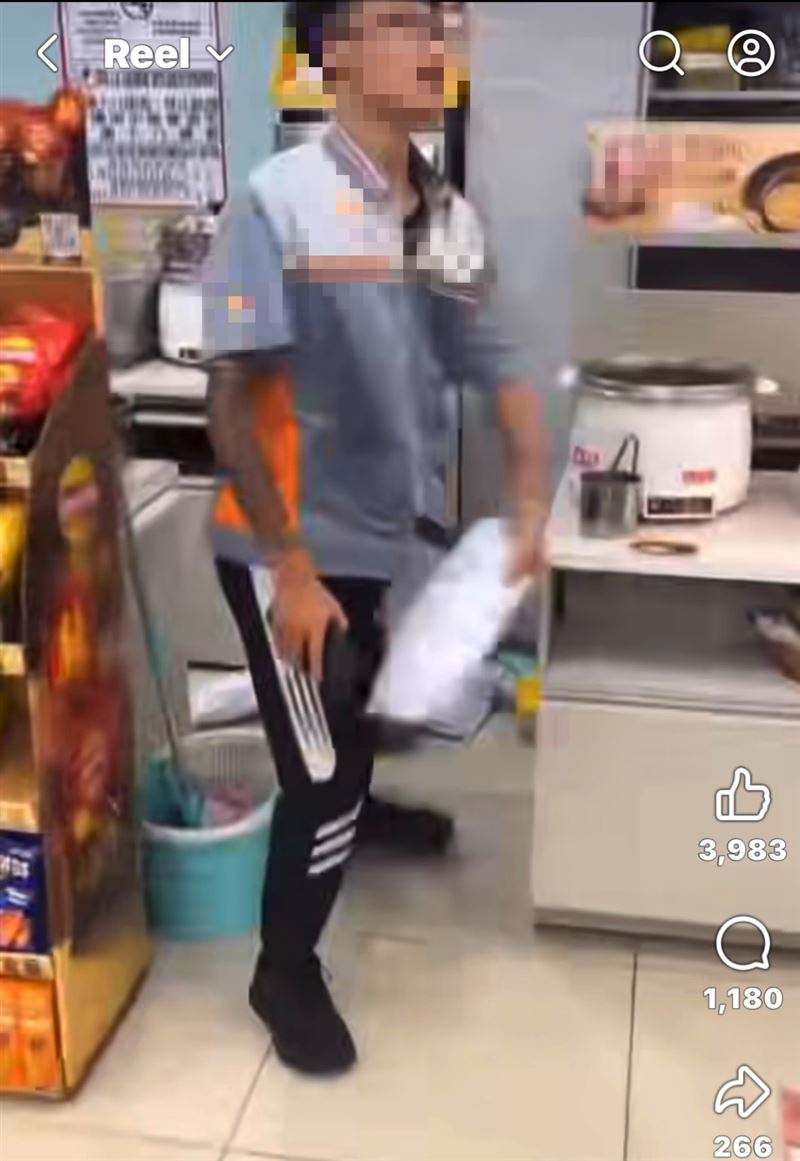 超商店員亂丟包裹，過程全被一旁友人錄下。（圖／翻攝自臉書「爆料公社公開版」）