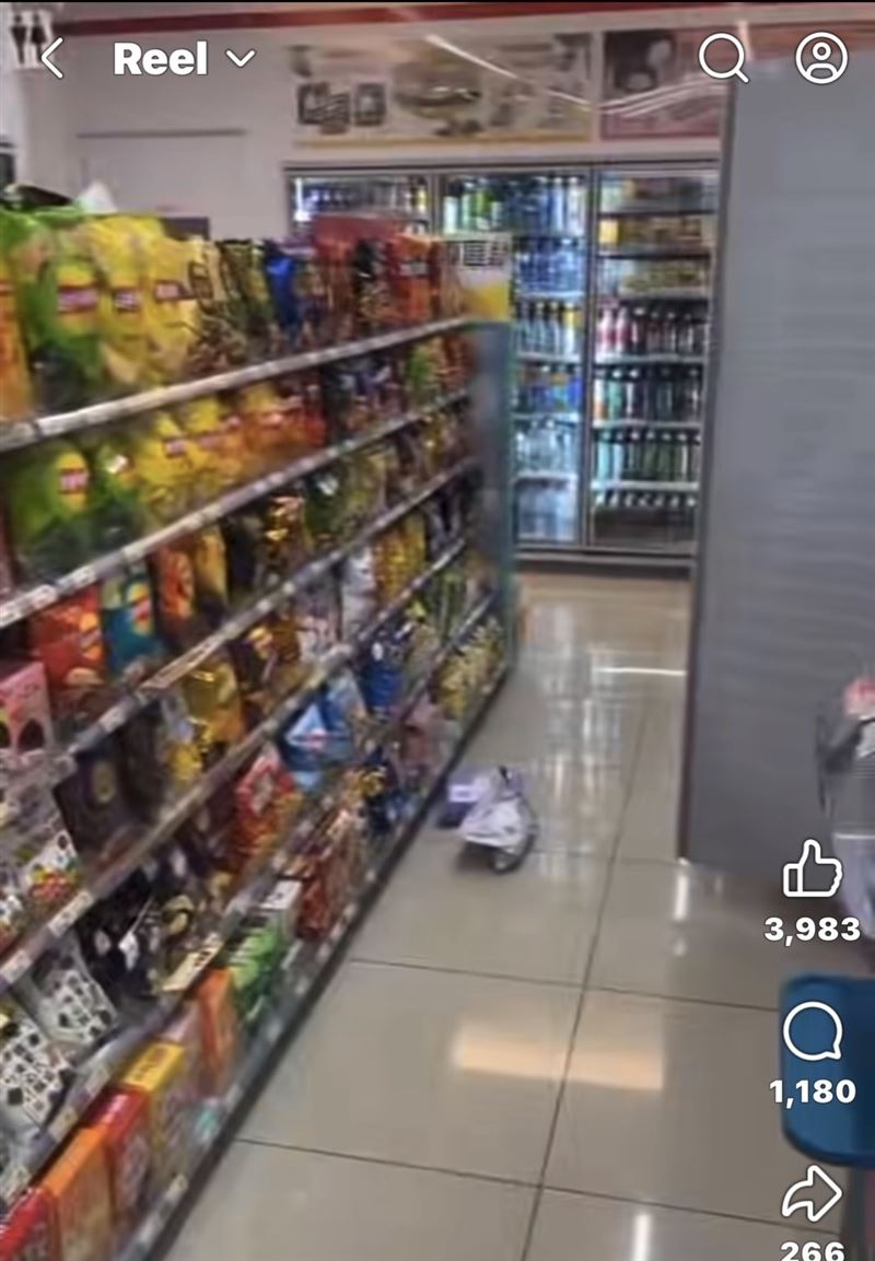 包裹掉落在走道，內容物恐損壞。（圖／翻攝自臉書「爆料公社公開版」）