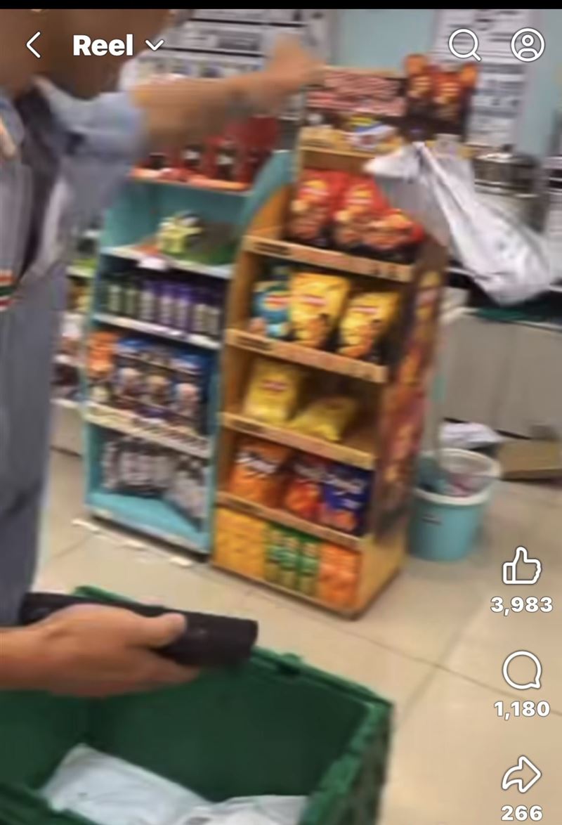 超商店員亂丟包裹，引發大批網友撻伐。（圖／翻攝自爆料公社公開版 臉書）