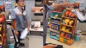  超商店員亂丟包裹，過程全被一旁友人錄下。（組圖／翻攝自臉書「爆料公設公開版」）