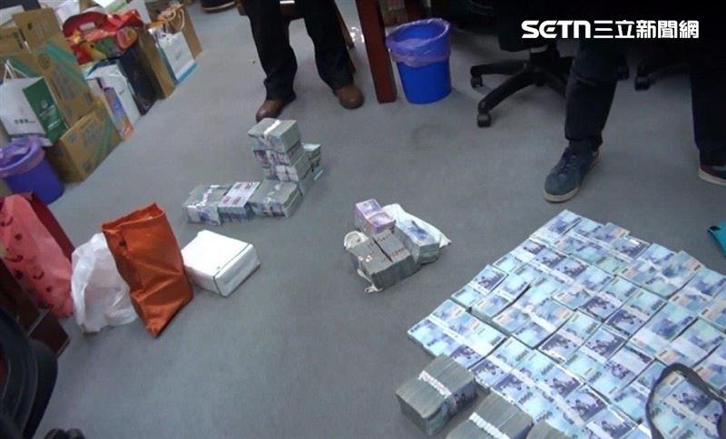 徐漢被查出涉入8起採購弊案，經手標案金額近10億，錢磚擲地有聲。（圖／翻攝畫面）