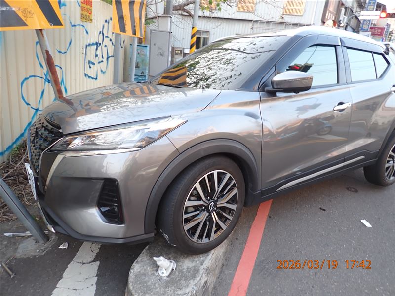 黃男左轉時撞上行人，又失控暴衝撞圍牆。（圖／翻攝畫面）