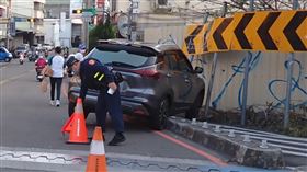 台中行人地獄再現！休旅車左轉「鏟飛」19歲女　重跌受傷送醫（圖／翻攝畫面）