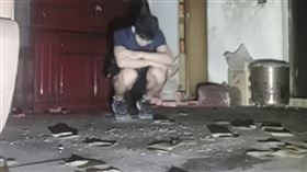 陳能釧於因破壞門鎖侵入三芝區土地公坑一處廢棄住宅遭提告。（圖／翻攝自晚安小雞官方頻道）