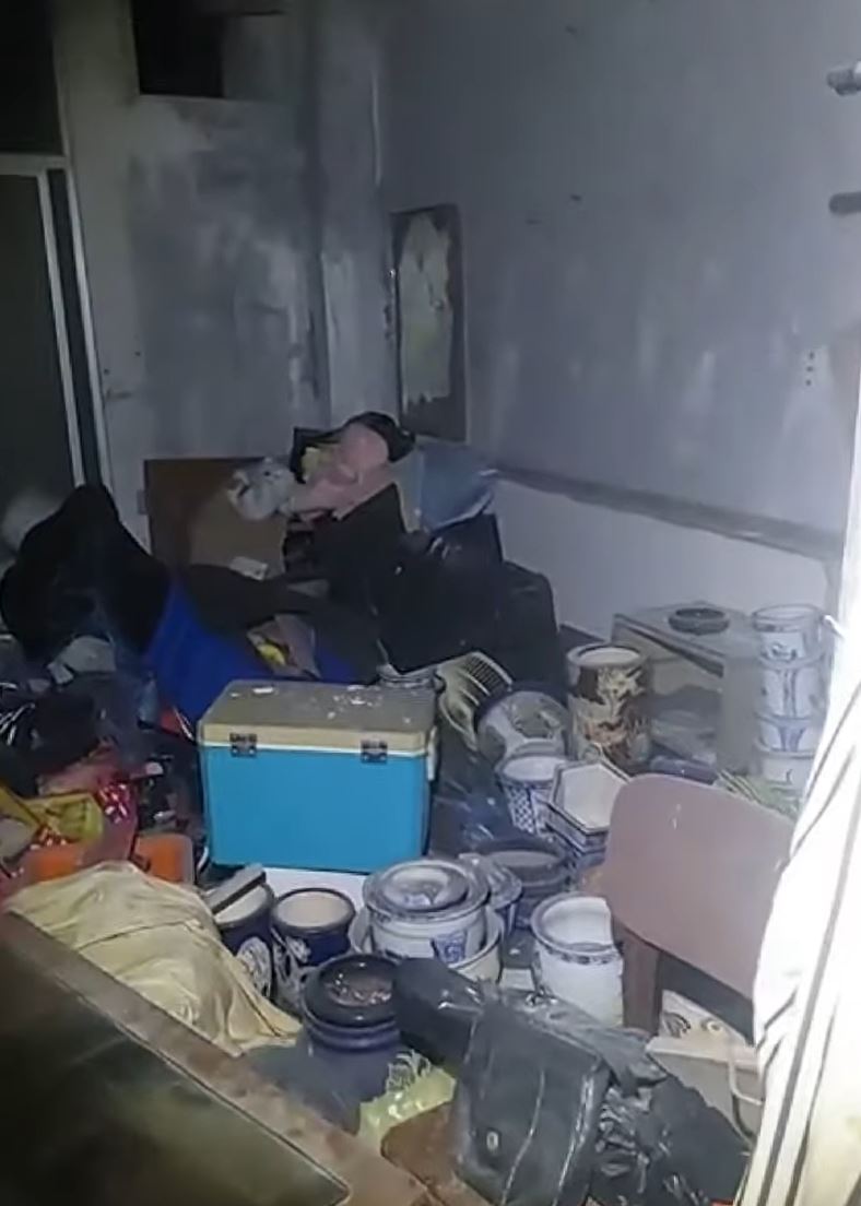 陳能釧發現屋內有骨灰罈。（圖／翻攝自晚安小雞官方頻道）