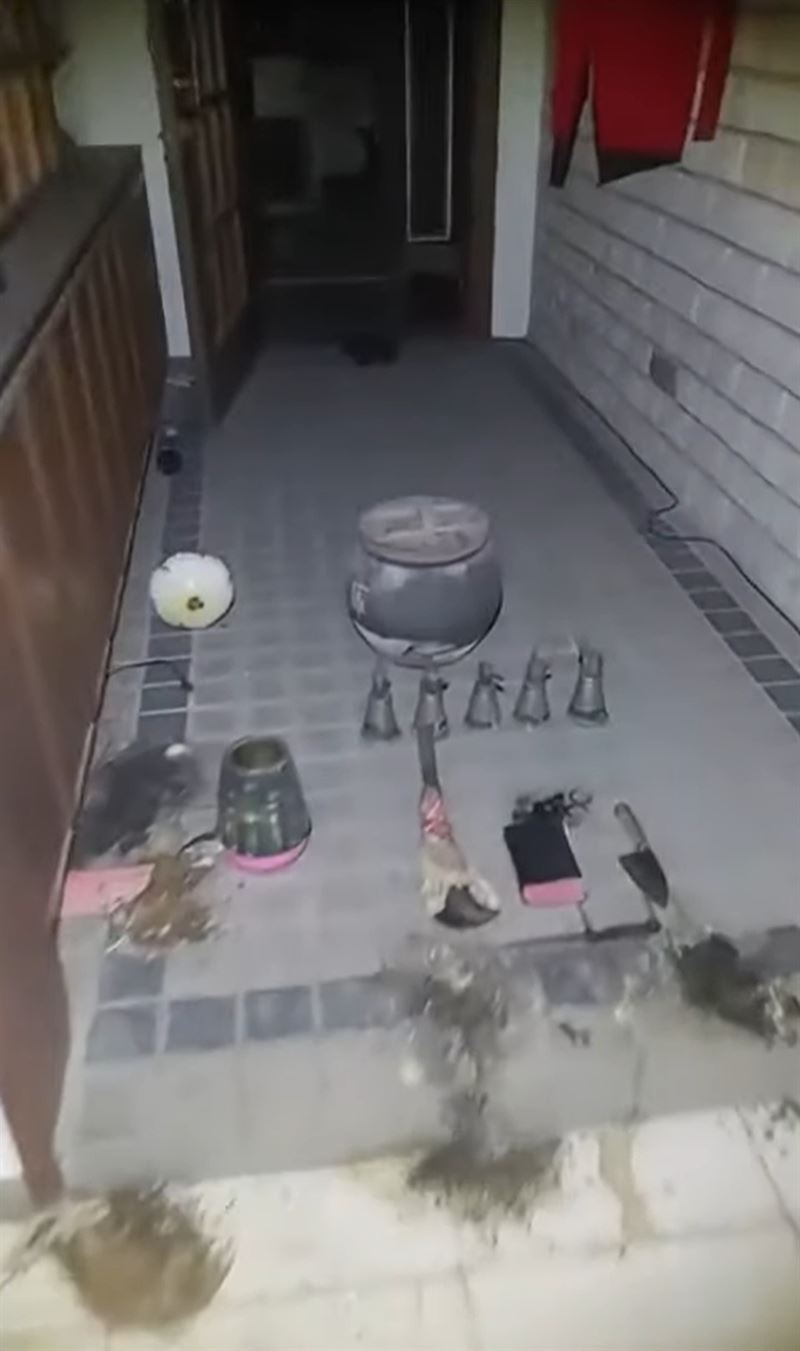 陳能釧進入廢棄住宅探索靈異跡象。（圖／翻攝自晚安小雞官方頻道）