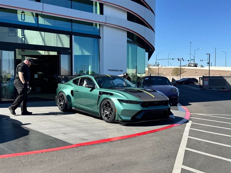 Ford Mustang GTD停在一整排Porsche 911旁邊時，壯碩身形形成強烈對比。（圖／翻攝Mustang Reddit）