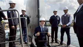 賴清德貼出視導潛艦照，笑喊「你們上山，下海的部分我來就好，一起顧好咱的國家」。（圖／翻攝自Threads @william_chingte）