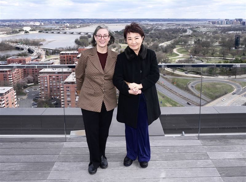 盧秀燕在AIT華府總部執行理事陪同下，會晤美國務院戰爭部官員，交流國防預算、無人機產業鏈合作議題。（圖／台中市政府提供）