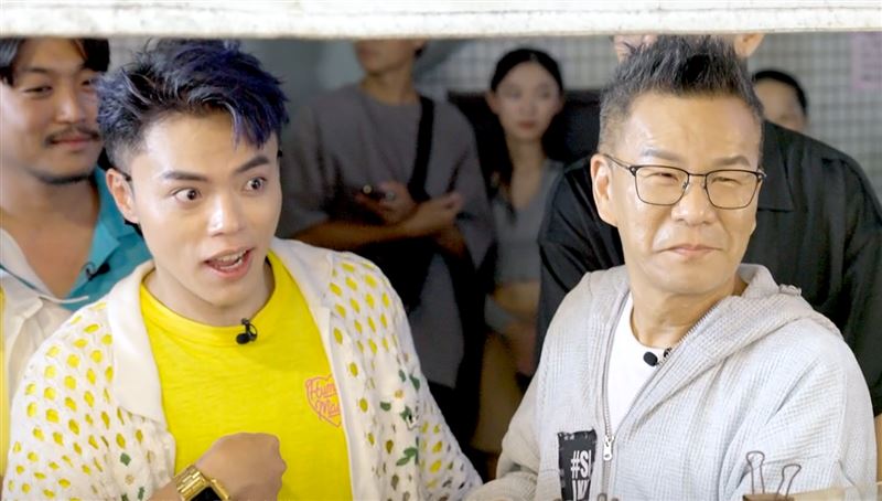 海產(左)、沈玉琳幫生蠔攤老闆娘配對。(圖／公視台語台提供)