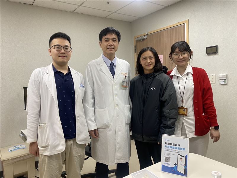病患張小姐（右2）與基隆長庚醫院副院長孫啟欽（左2）醫師團隊合影。（圖／基隆長庚醫院提供）