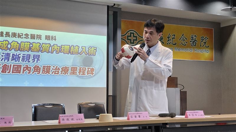 孫啟欽副院長說明手術過程。（圖／長庚醫院提供）