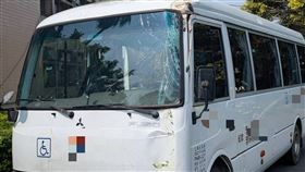 八里愛心教養院的交通車受損情形。（圖／翻攝畫面）