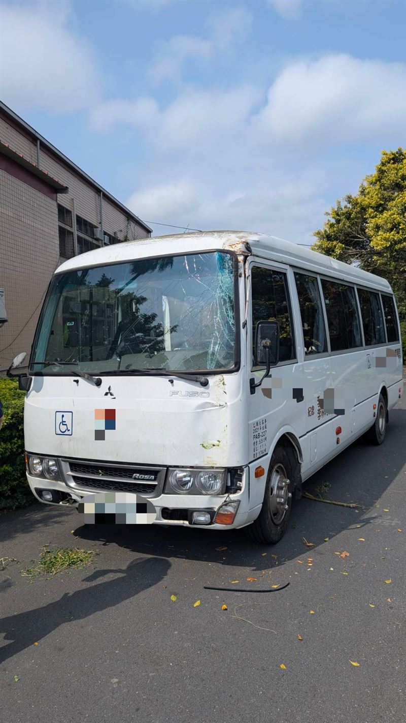 八里愛心教養院的交通車受損情形。（圖／翻攝畫面）