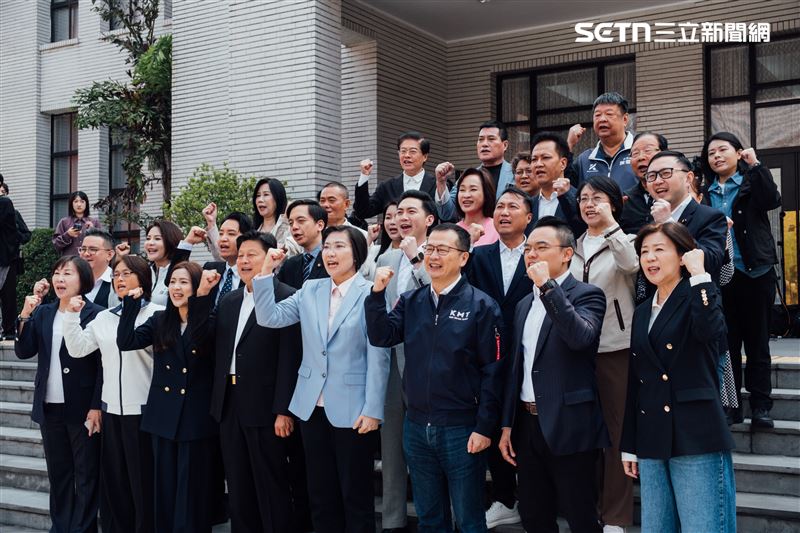 大批國民黨立委在立法院議場外集結，拍片力挺徐欣瑩參選新竹縣長。（圖／記者楊士誼攝影）