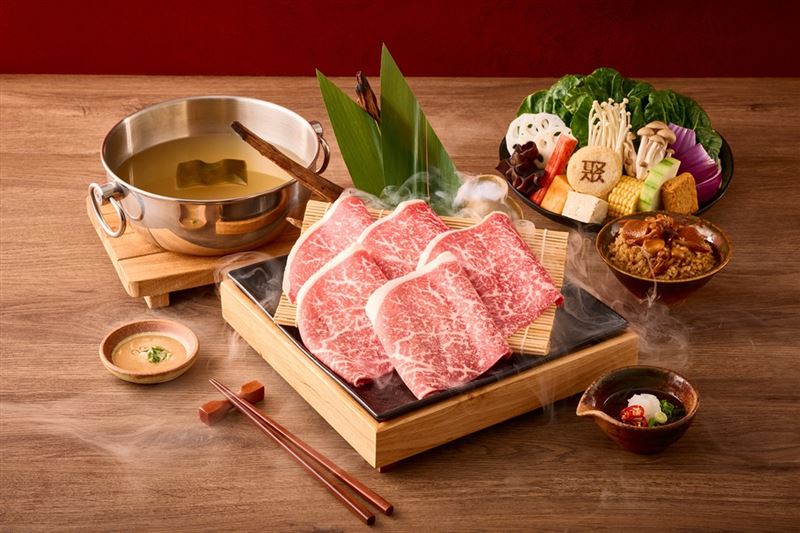 日本國產牛肉片清涮5-8秒，吃來清甜滑潤、口感不輸日本和牛，等於花不到千元即可享用，相當划算。(圖／王品集團提供)