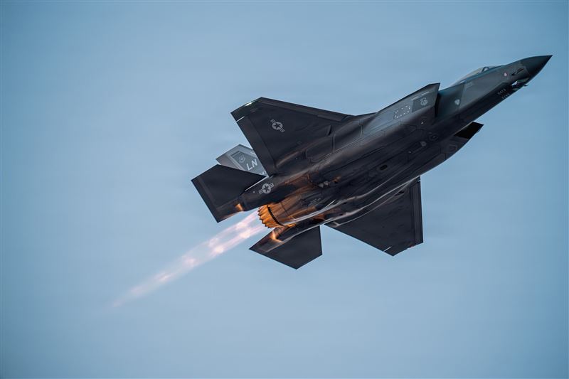 美國戰機 F-35A 具備極強的雷達匿蹤能力,有「靜默殺手」封號。(圖/翻攝自USFA官網)