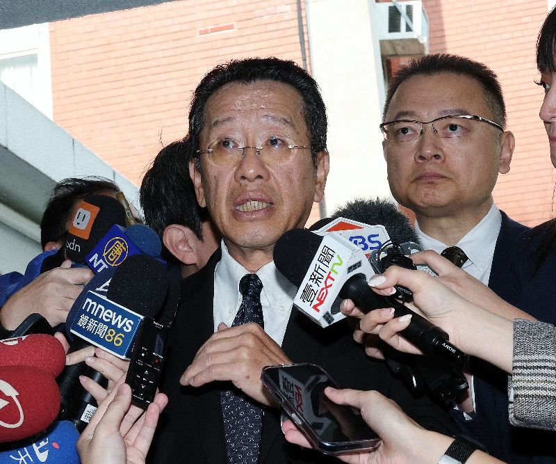 外界關注潛艦國造原型艦海鯤艦是否可能在6月交艦。國防部長顧立雄（前）20日受訪表示，國防部還是按部就班，當所有的測試項目都能在安全確保的情況之下做到完整後，再來交艦，不會事先設定一個交艦的日期