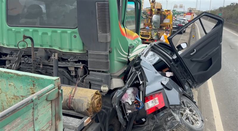 台61西濱快速道路，昨（19日）上午發生嚴重事故，死者為清華大學助理教授。（圖／翻攝畫面）