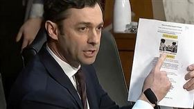 美國參議員拿出川普簽名的募資信件，裡面明確寫道「保留您的名額，現在就加入，以接收私人國家安全簡報」。（圖／翻攝自X平台奧索夫帳號）