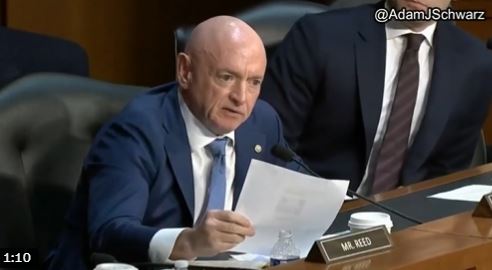 美國參議員凱利在聽證會上出示一封募款電子郵件。他指出，信中附有多個捐款連結，並向支持者聲稱「作為國家安全簡報的會員，您將會收到我（川普）的私人國家安全簡報未經過濾的最新資訊」（圖／翻攝自X平台CALL TO ACTIVISM帳號）