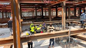 消防救護員準備將男工人送醫。（圖／翻攝畫面）