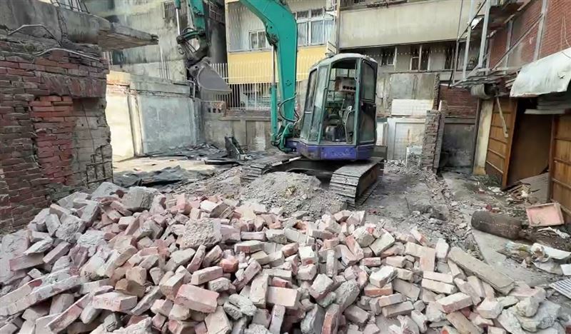 百年護國山台中寺被文資會評議為「不指定登錄文資」，19日突然被怪手剷平。(圖／翻攝畫面)