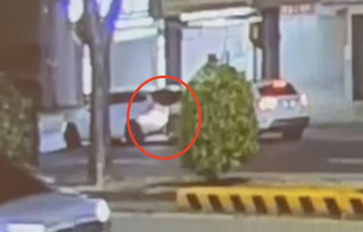 陳女碰撞上路邊停放車輛。（圖／翻攝畫面）