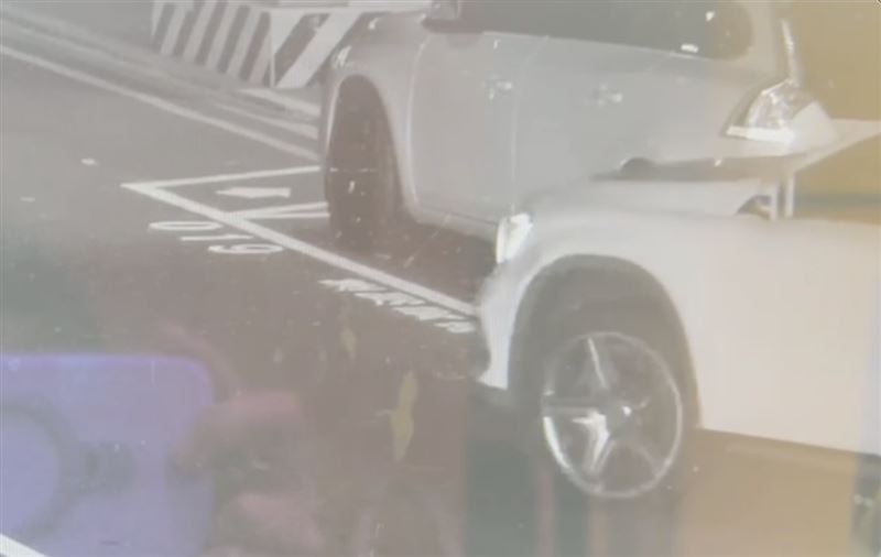 陳女撞上路邊停車輛後立即離開現場。（圖／翻攝畫面）