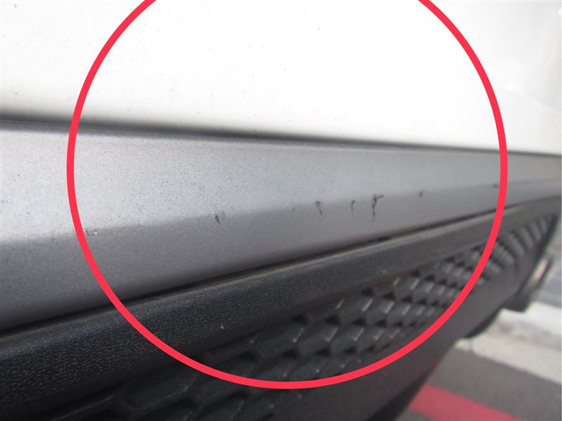 許姓車主發現愛車車尾有遭碰撞的痕跡，立即通知警方到場釐清。（圖／翻攝畫面）