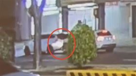 台中離奇肇逃！愛車停路邊遭撞　警「7天調帶馬拉松」揪感冒藥駕女（圖／翻攝畫面）