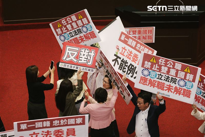 民眾黨團提案譴責劉世芳、將李柏毅移送紀律委員會，引發綠白立委激烈爭執。（圖／記者楊士誼攝影）