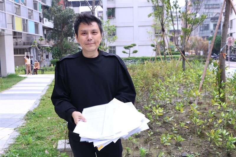 洪誠陽拿出證據指控張淳淳詐騙。（圖／記者鄭孟晃攝影）