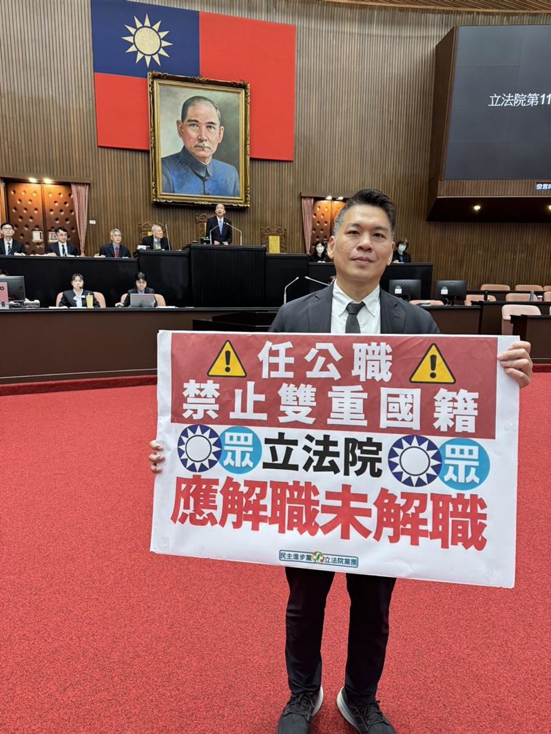 民進黨籍內政委員會召委李柏毅因讓李貞秀上演「對空氣質詢」，遭民眾黨團提案譴責（圖／翻攝自李柏毅臉書）