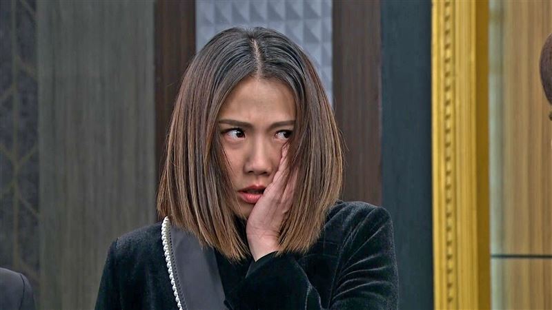 大牙（周宜霈）飾演的「柯青艾」愛到失控，與陳謙文上演不倫戀情終於東窗事發，遭陳珮騏當場出手修理。（圖／三立）