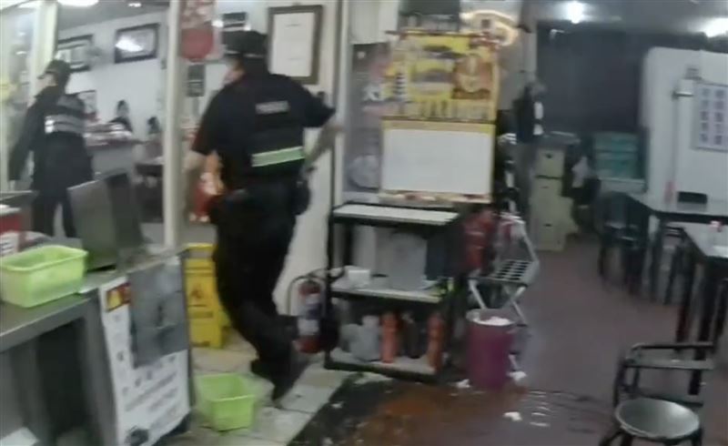 16名警力獲報到場，立即掏槍喝止將8人壓制在地帶回。（圖／翻攝畫面）