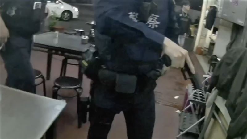 員警見現場一片混亂立即掏槍喝止，將8人壓制在地帶回偵辦。（圖／翻攝畫面）
