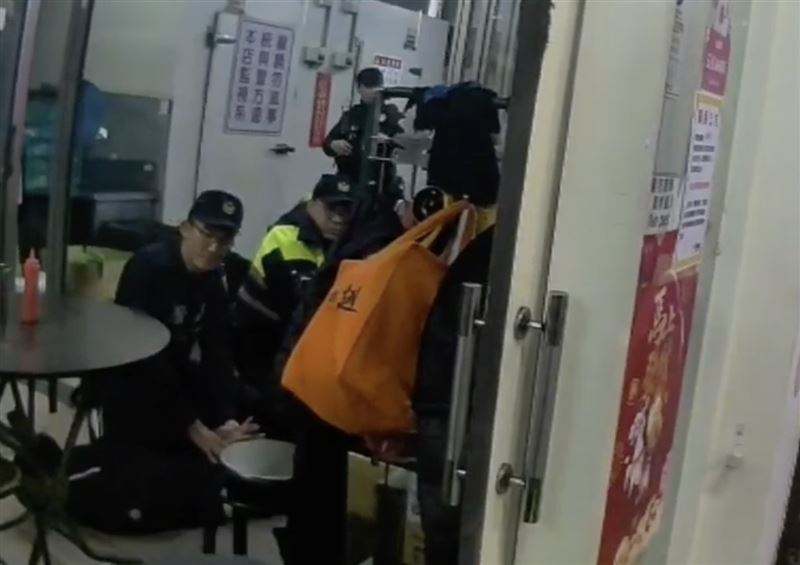 強勢警力將雙方人馬壓制在地。（圖／翻攝畫面）