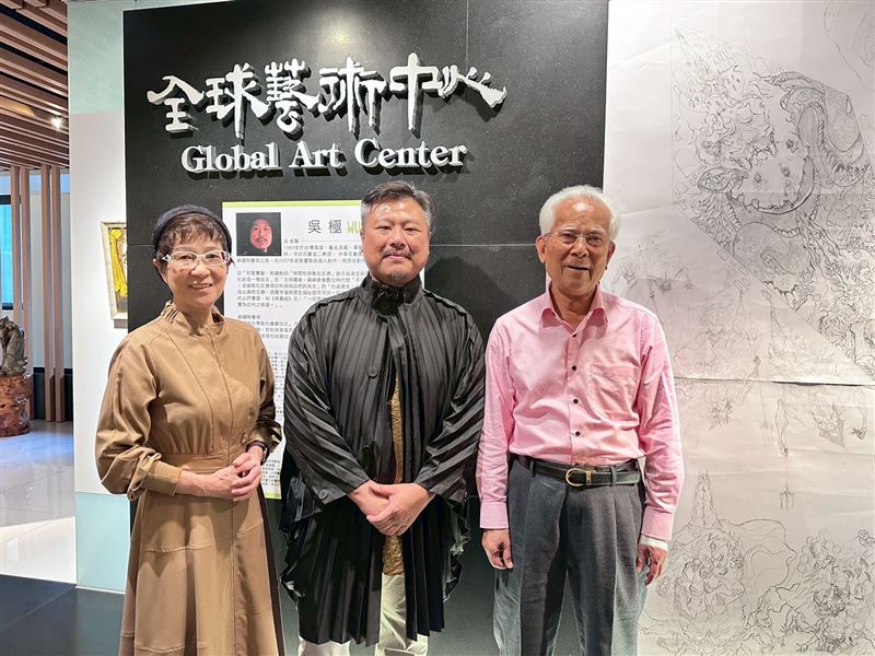 英才文教基金會執行長王璿紫（左）、吳極（中）、大裕生技董事長王恩泉（右），共同參與開展活動。（圖／主辦單位提供）
