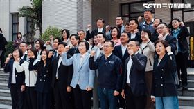 大批國民黨立委在立法院議場外集結，拍片力挺徐欣瑩參選新竹縣長。（圖／記者楊士誼攝影）