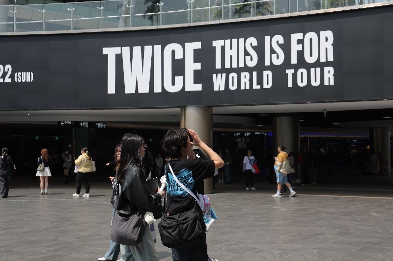 TWICE于20日起连3天在台北大巨蛋举行「THIS IS FOR」世界巡回演唱会，不少粉丝前来拍照打卡。 （图/中央社）