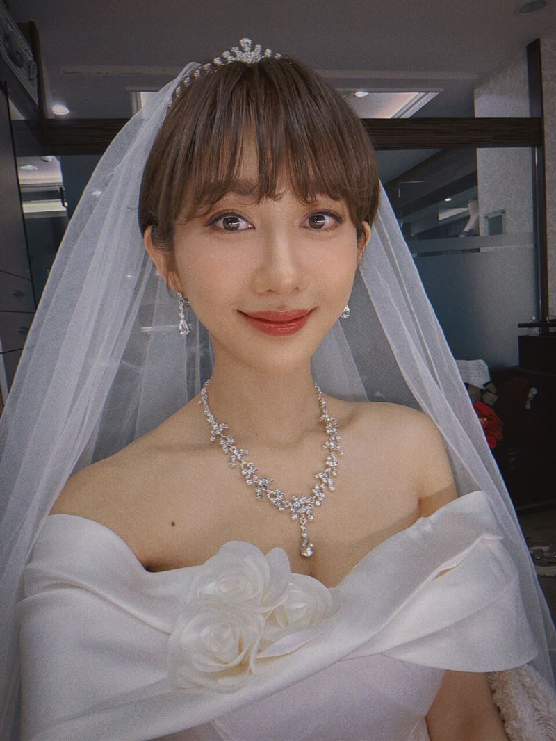 王晴曝光婚紗造型。（圖／翻攝自臉書）