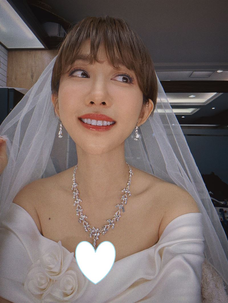 王晴曝光婚紗造型。（圖／翻攝自臉書）