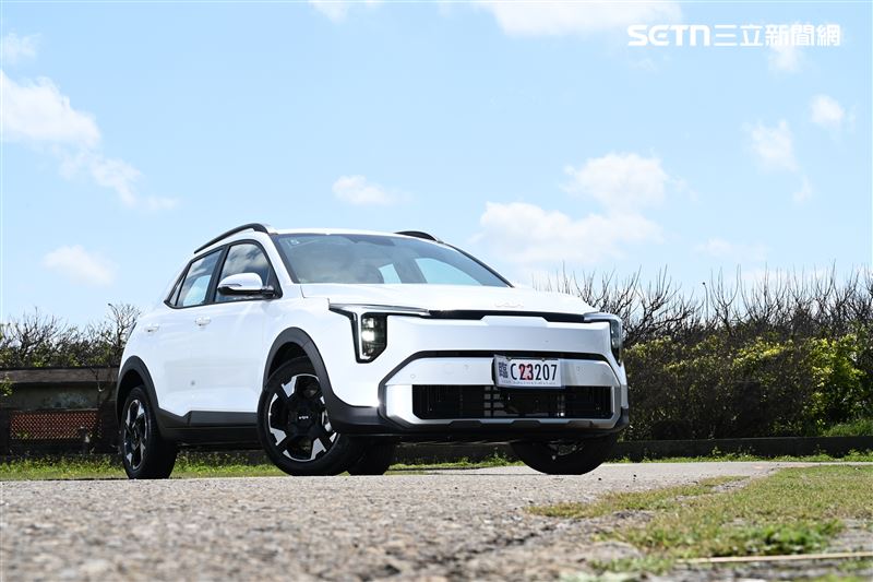 Kia Stonic 1.0T Signature休旅車。(圖/記者鍾釗榛攝影)