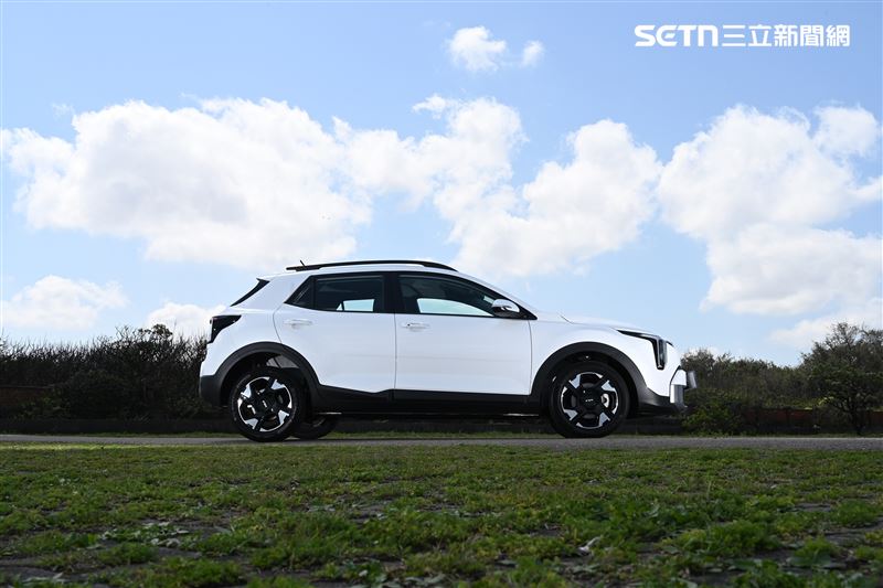 Kia Stonic 1.0T Signature休旅車。(圖/記者鍾釗榛攝影)