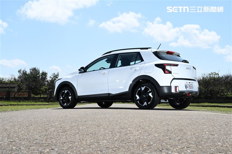 Kia Stonic 1.0T Signature休旅車。(圖/記者鍾釗榛攝影)